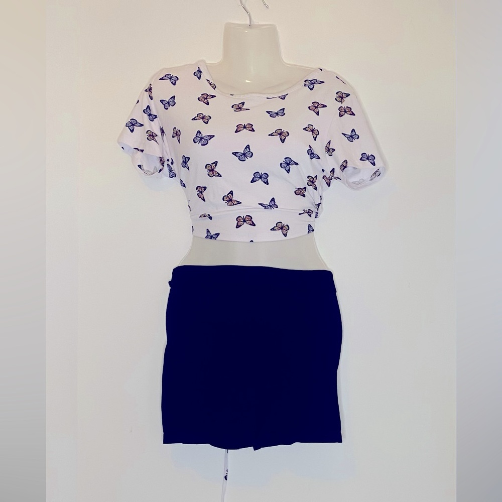 Love streak Butterfly cropped Tee with open back, size Large.